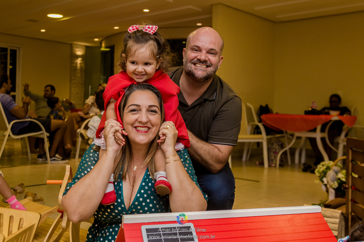 festa infantil tema mesa do bolo decoração chapeuzinho vermelho em casa no play recreio dos bandeirantes fotografo de festa infantil valor