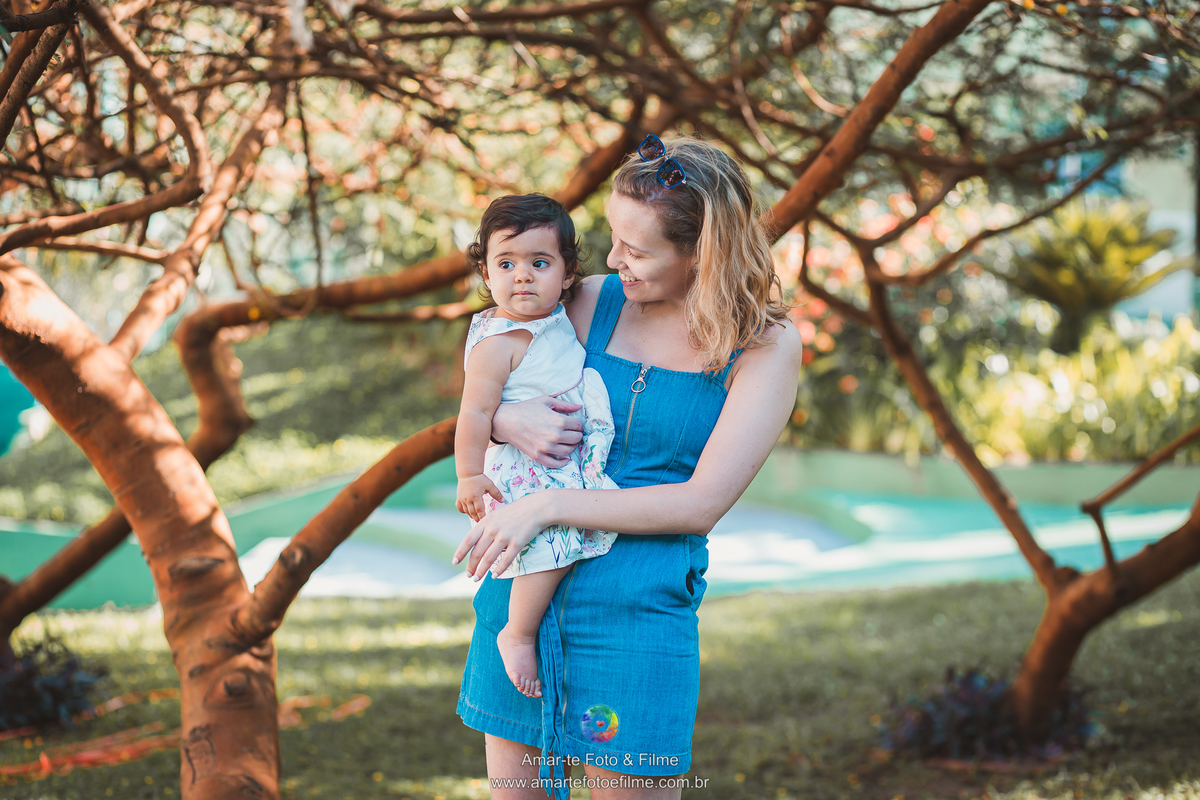 ensaio infantil menina flores um ano primeiro aninho parquinho criança ao ar livre externo barra da tijuca rio de janeiro flores primavera