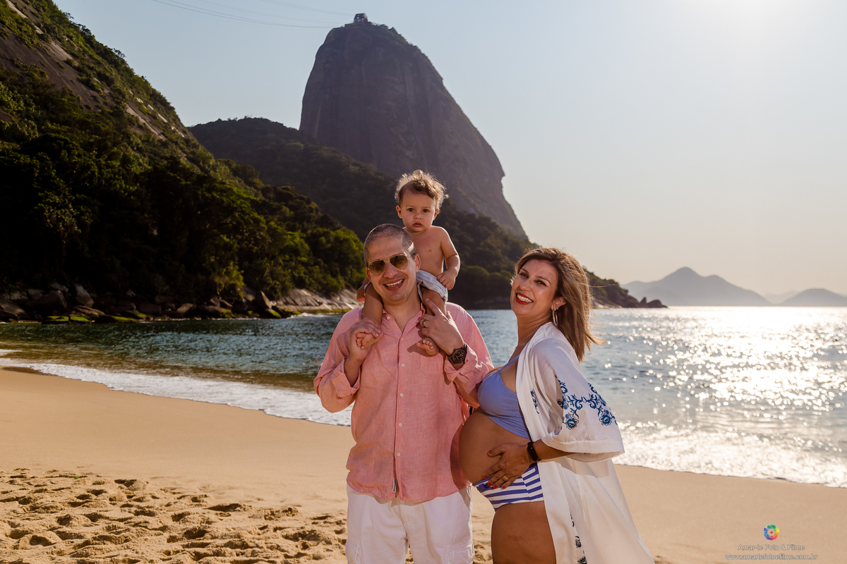 ensaio gestante na praia da urca praia vermelha aterro do flamengo gravida  gestação amanhecer ensaio fotografico gestante praia vermelha urca botafogo rio de janeiro praia familia fotografo família ensaio de gestante