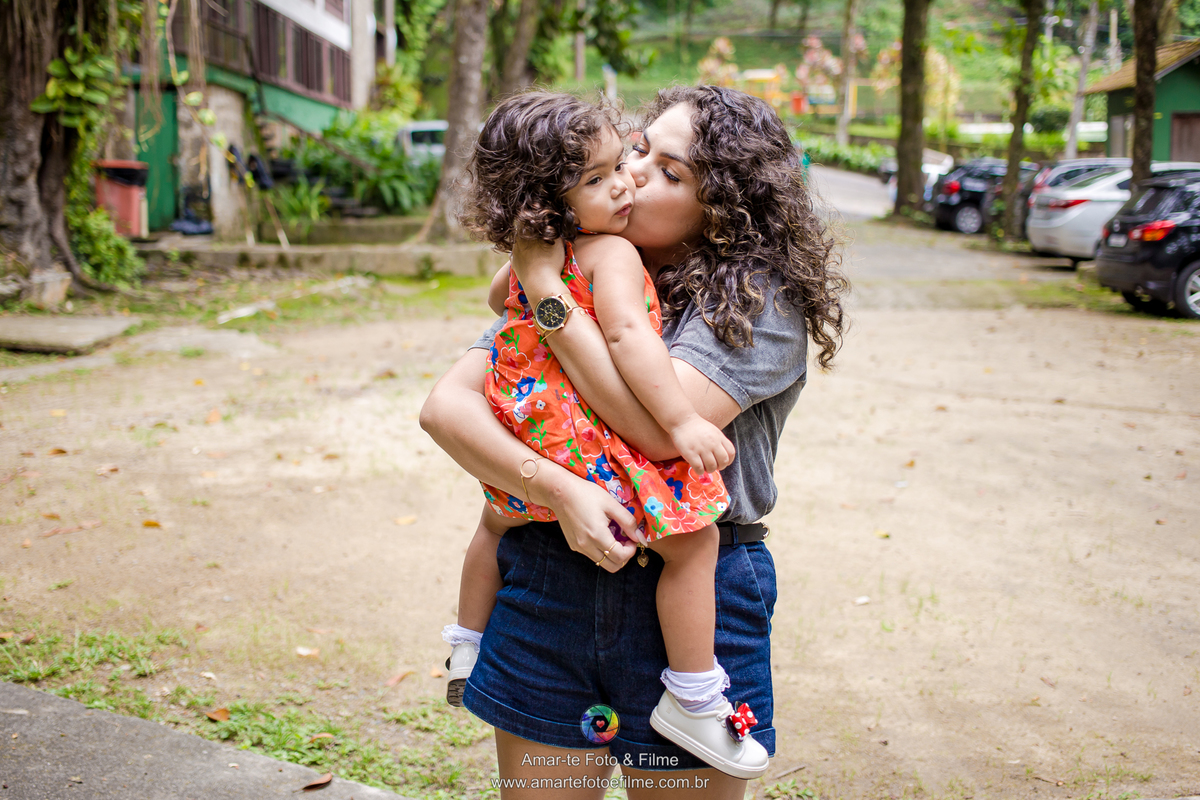 festa infantil minnie vermelha decoração mesa do bolo ao ar livre itanhagá barra da tijuca rio de janeiro menina