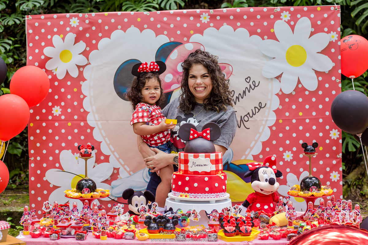 festa infantil minnie vermelha decoração mesa do bolo ao ar livre itanhagá barra da tijuca rio de janeiro menina