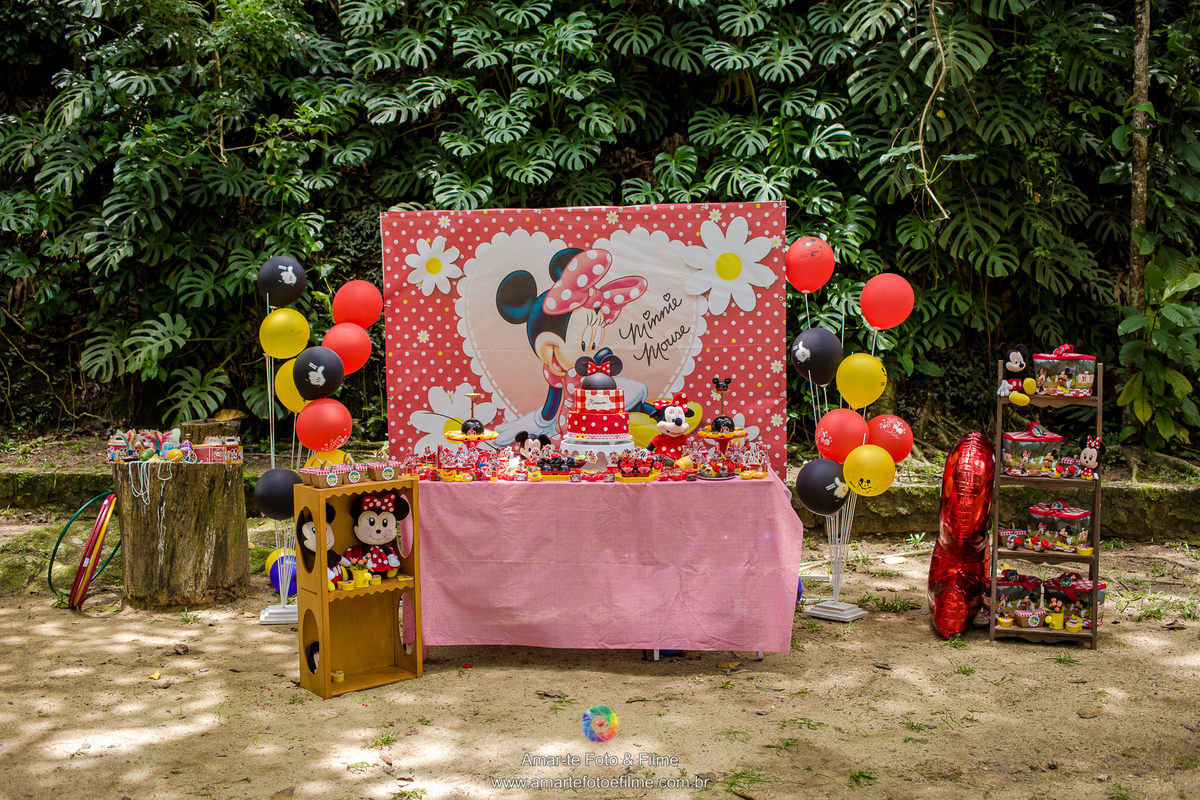 festa infantil minnie vermelha decoração mesa do bolo ao ar livre itanhagá barra da tijuca rio de janeiro menina