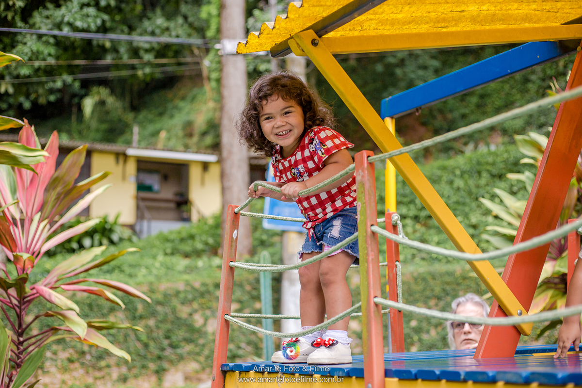 festa infantil minnie vermelha decoração mesa do bolo ao ar livre itanhagá barra da tijuca rio de janeiro menina