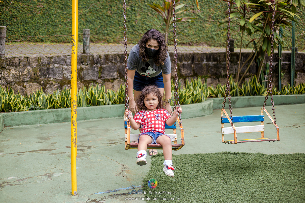 festa infantil minnie vermelha decoração mesa do bolo ao ar livre itanhagá barra da tijuca rio de janeiro menina