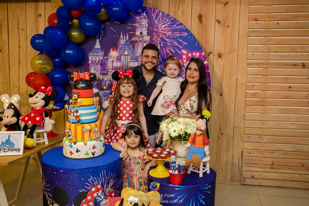 festa infantil menina mickey minnie disney decoração mesa do bolo irmãs 3 filhas maternidade