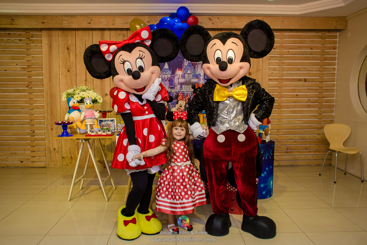 festa infantil menina mickey minnie disney decoração mesa do bolo irmãs 3 filhas maternidade uni duni te artistando cia teatral