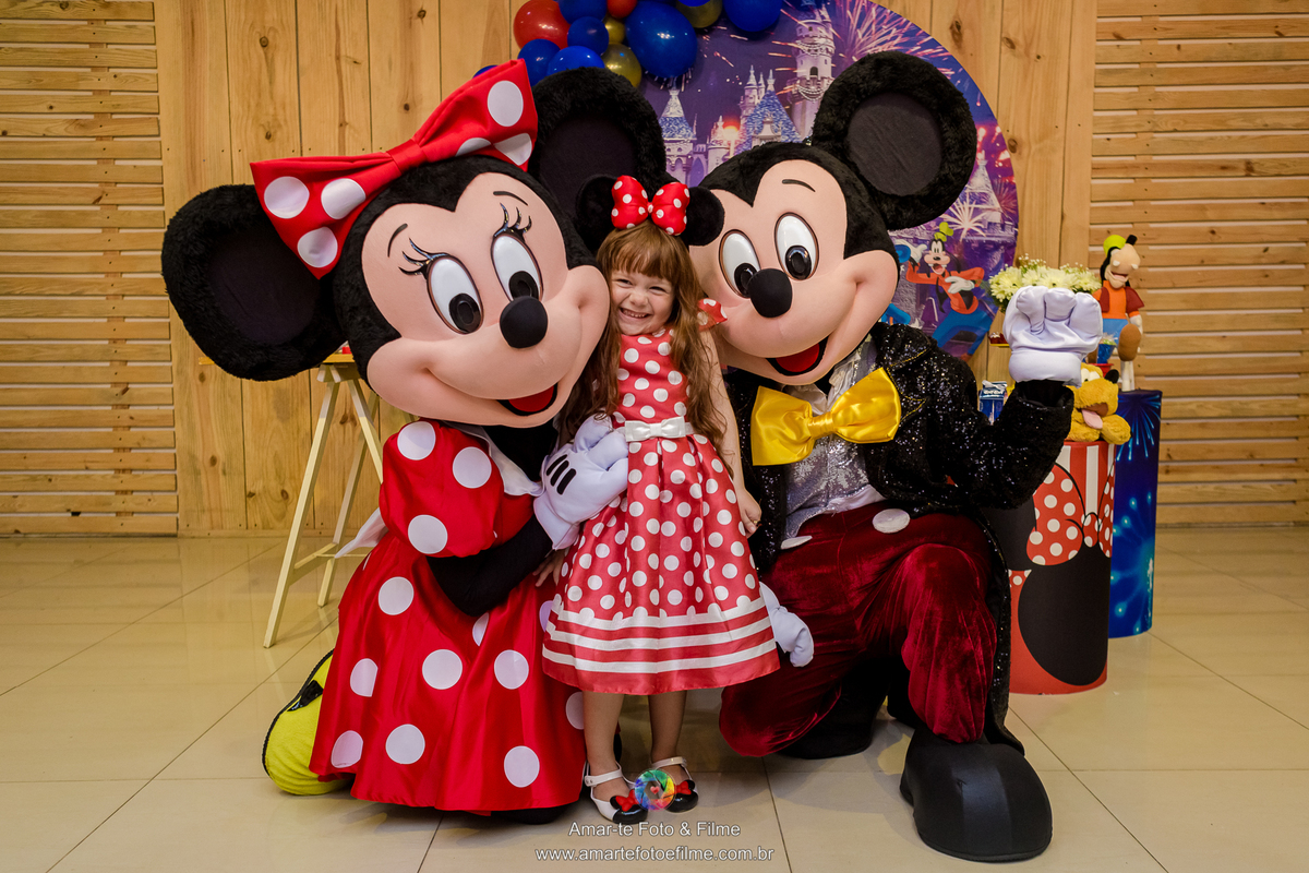 festa infantil menina mickey minnie disney decoração mesa do bolo irmãs 3 filhas maternidade uni duni te artistando cia teatral