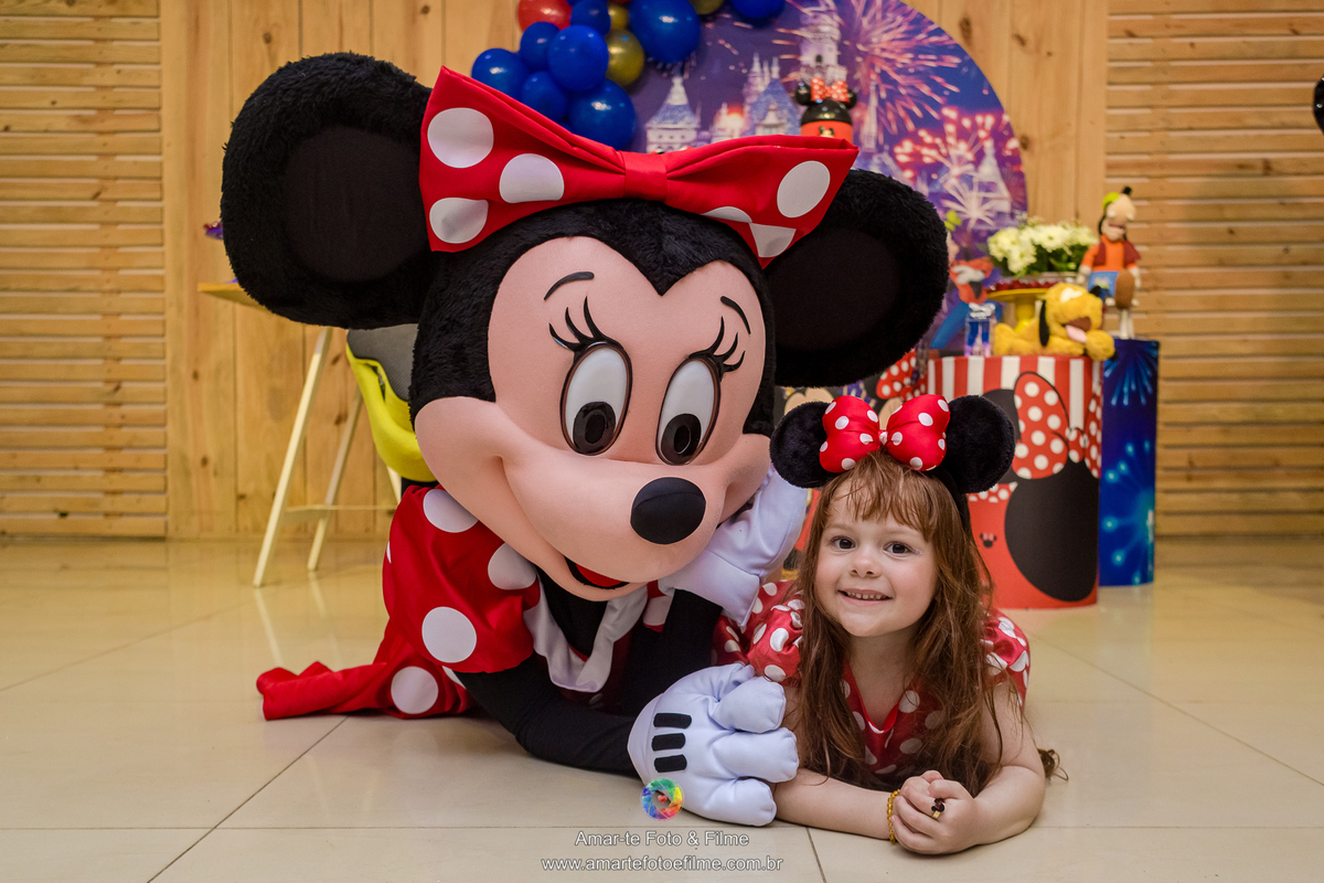 festa infantil menina mickey minnie disney decoração mesa do bolo irmãs 3 filhas maternidade uni duni te artistando cia teatral