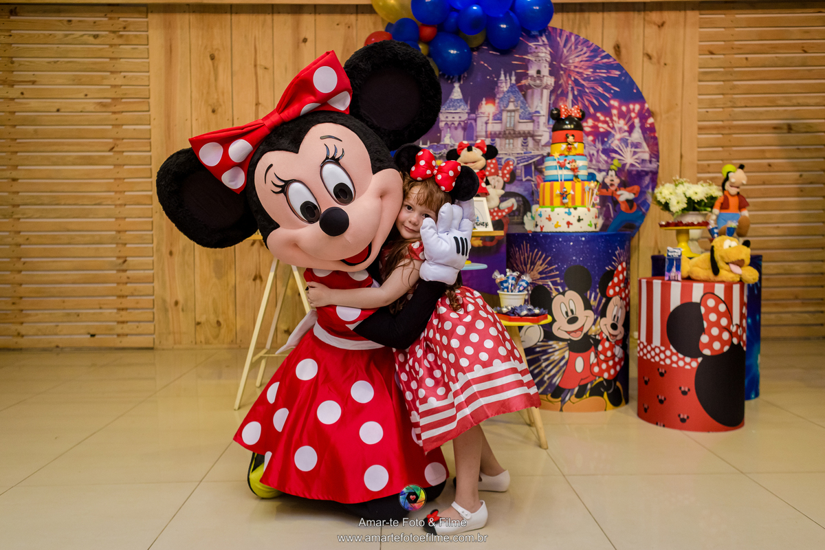 festa infantil menina mickey minnie disney decoração mesa do bolo irmãs 3 filhas maternidade uni duni te artistando cia teatral