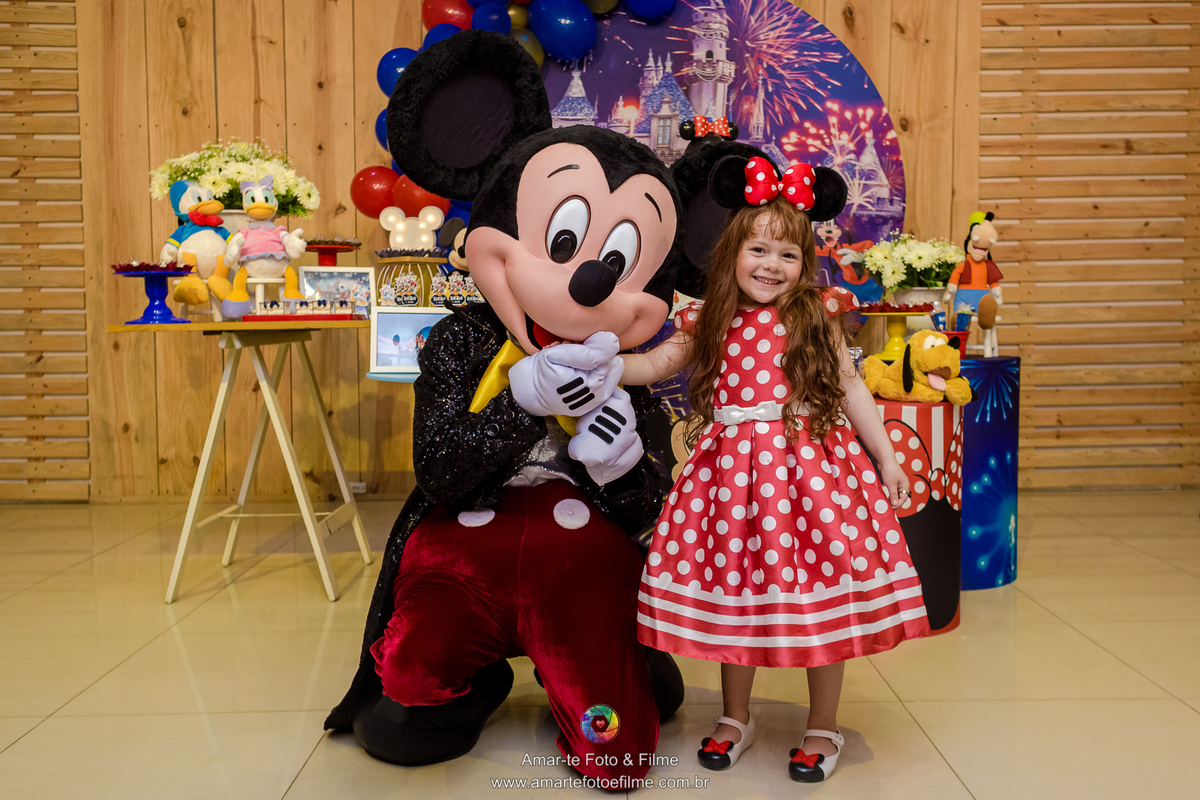 festa infantil menina mickey minnie disney decoração mesa do bolo irmãs 3 filhas maternidade uni duni te artistando cia teatral