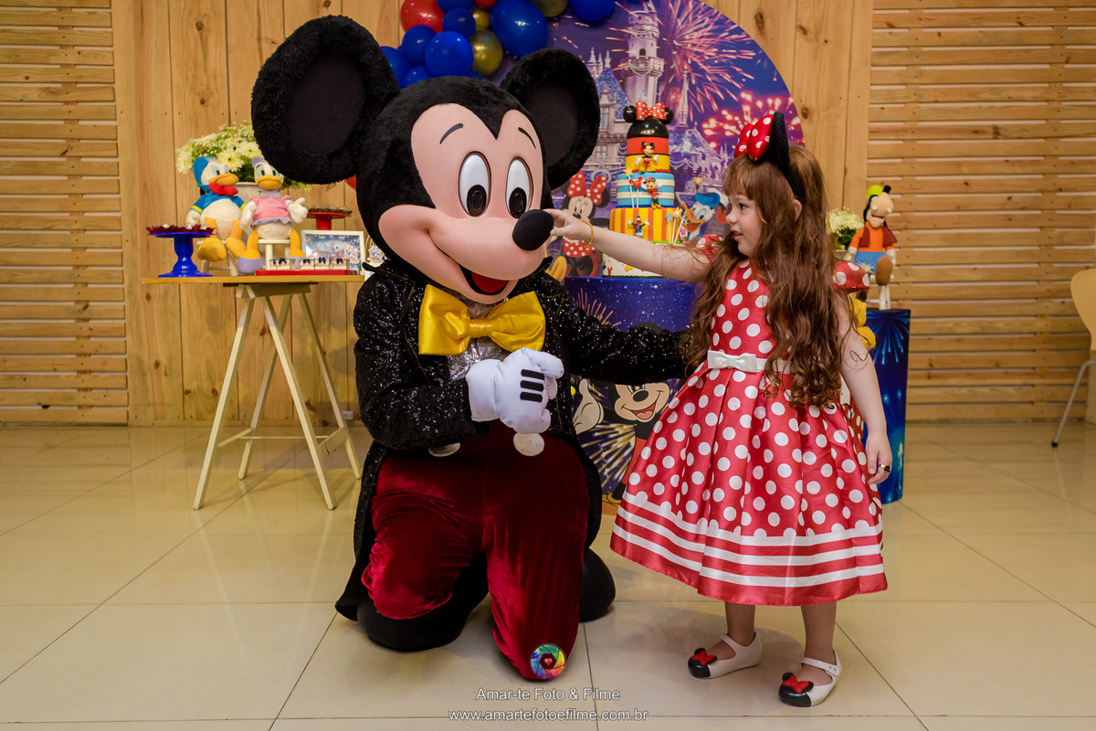 festa infantil menina mickey minnie disney decoração mesa do bolo irmãs 3 filhas maternidade uni duni te artistando cia teatral