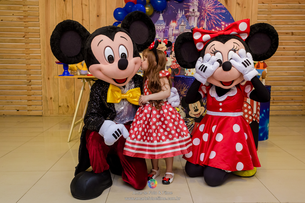 festa infantil menina mickey minnie disney decoração mesa do bolo irmãs 3 filhas maternidade uni duni te artistando cia teatral