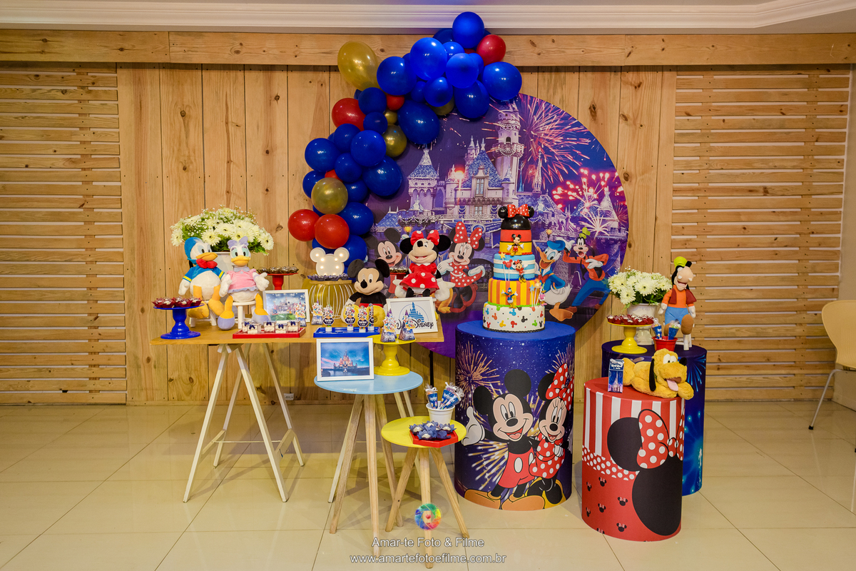 festa infantil menina mickey minnie disney decoração mesa do bolo irmãs 3 filhas maternidade uni duni te artistando cia teatral