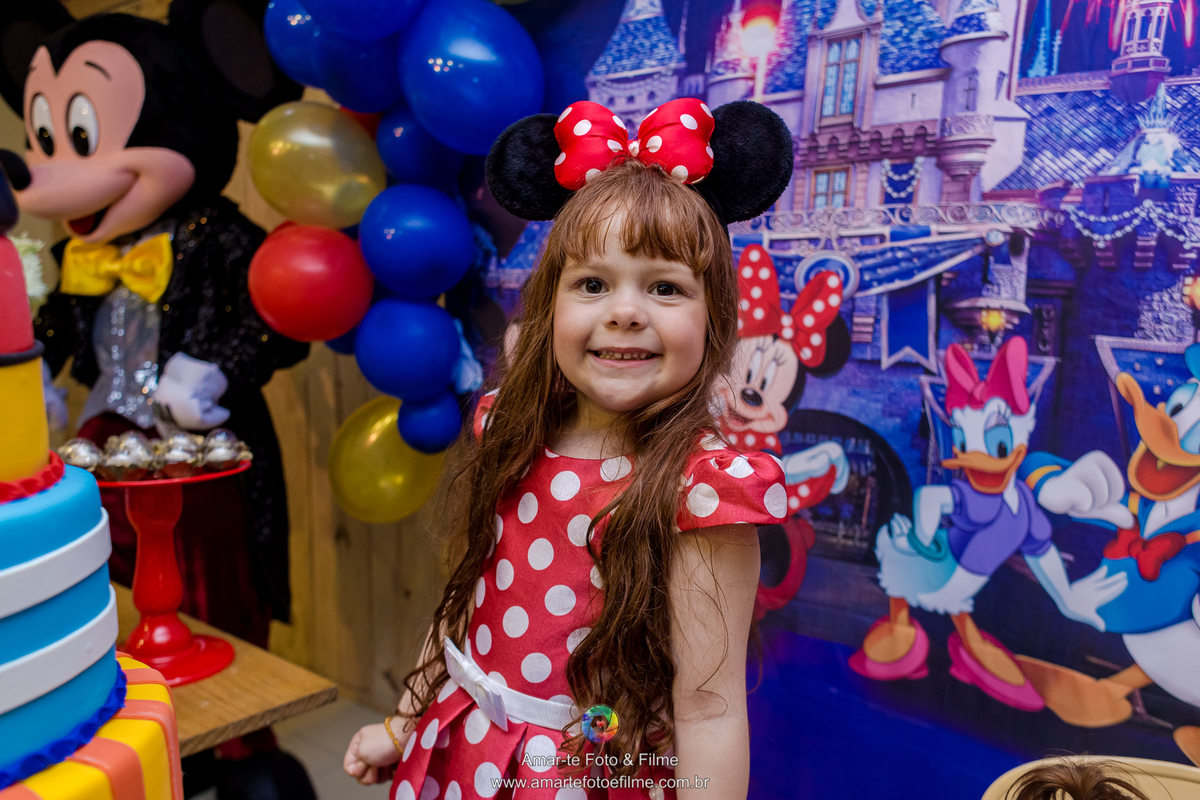 festa infantil menina mickey minnie disney decoração mesa do bolo irmãs 3 filhas maternidade uni duni te artistando cia teatral