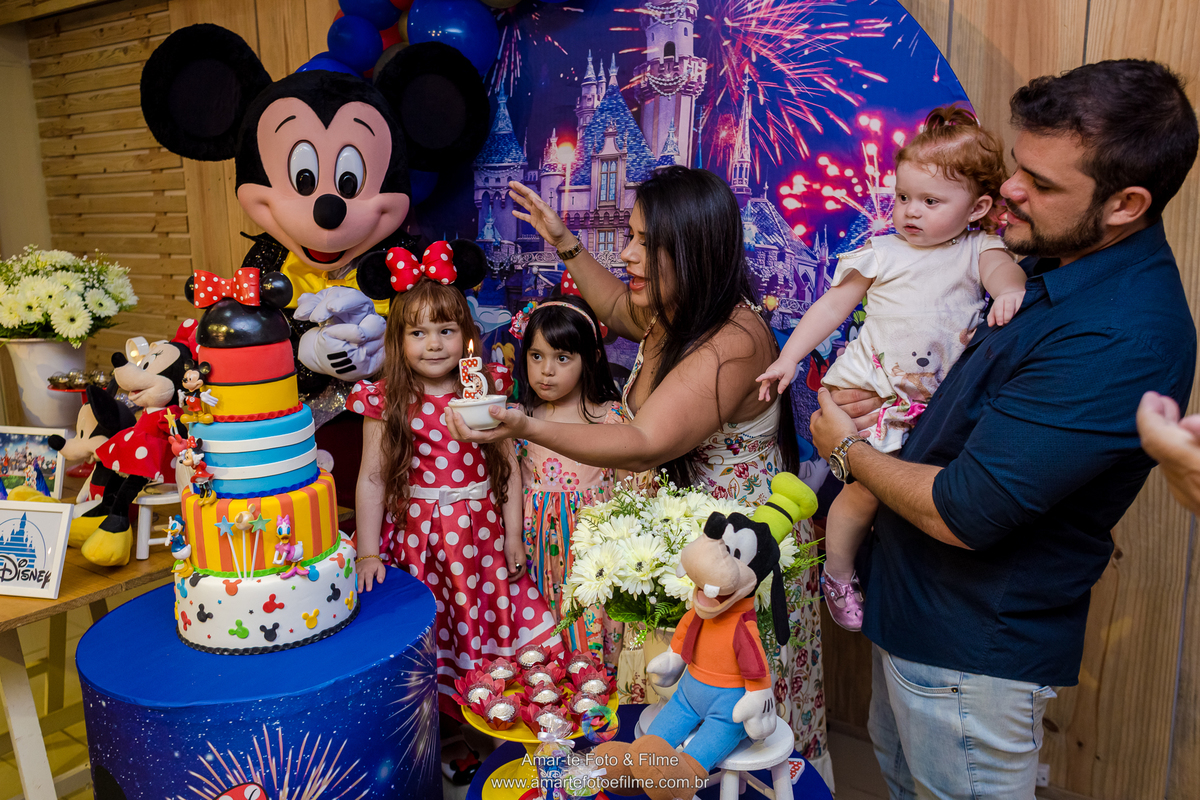 festa infantil menina mickey minnie disney decoração mesa do bolo irmãs 3 filhas maternidade uni duni te artistando cia teatral