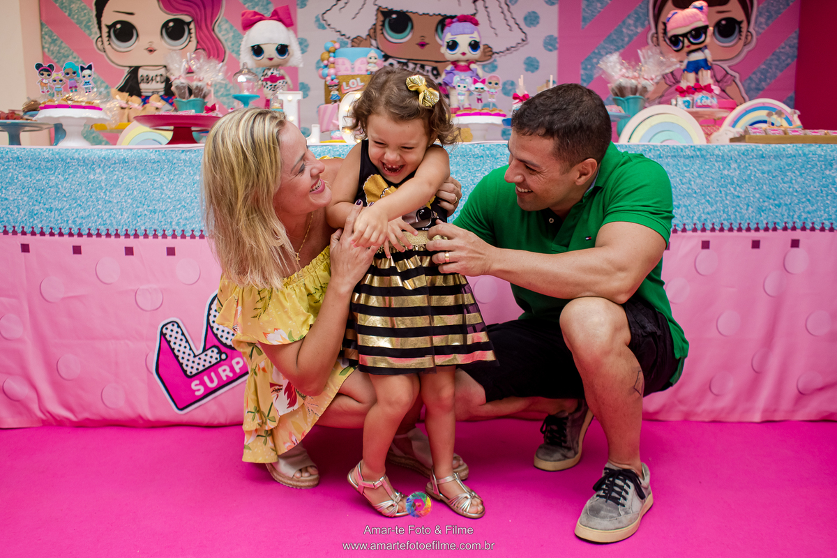 menina de 3 anos vestida de queen b em sua festa de aniversário do tema lol e os fazendo cócegas nela