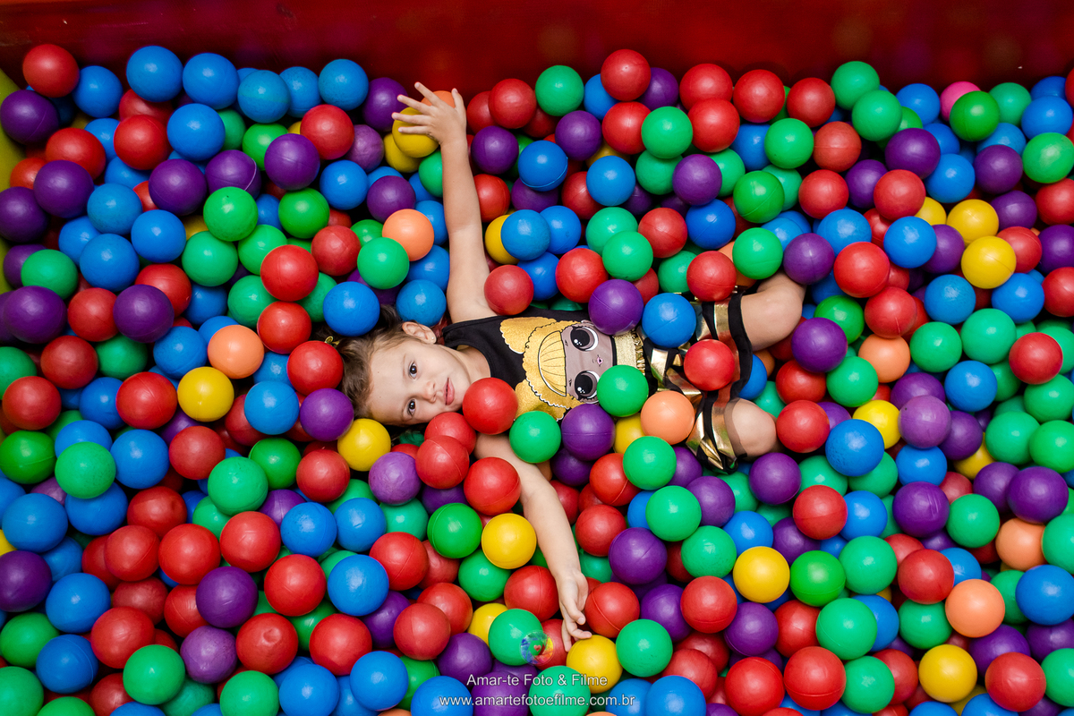 menina de 3 anos vestida de queen b em sua festa de aniversário do tema lol e dentro da piscina de bolinhas