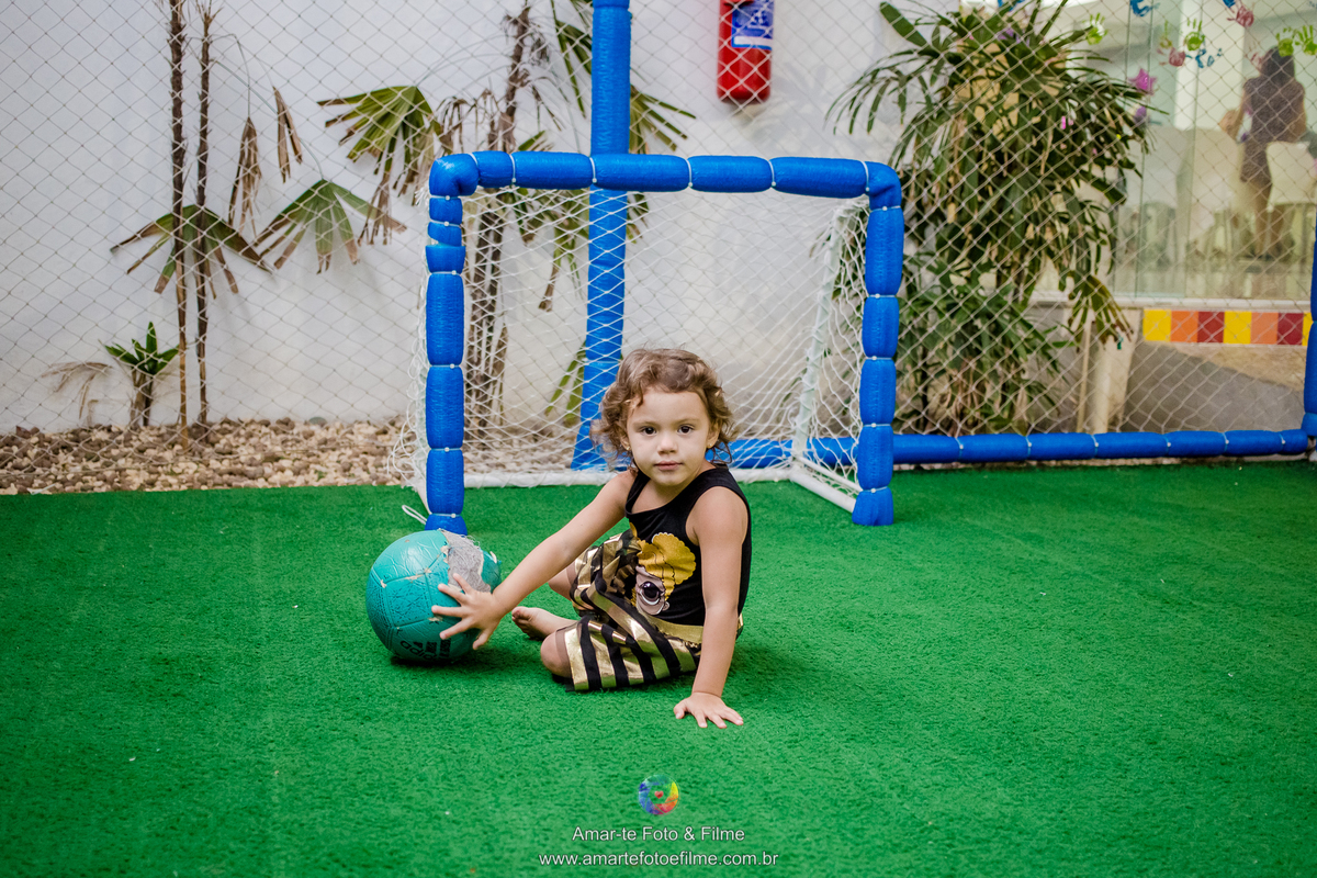 menina de 3 anos vestida de queen b em sua festa de aniversário do tema lol e dentro da quadra com bola