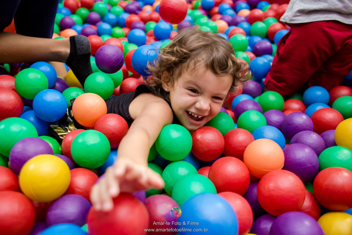 menina de 3 anos vestida de queen b em sua festa de aniversário do tema lol e dentro da piscina de bolinhas