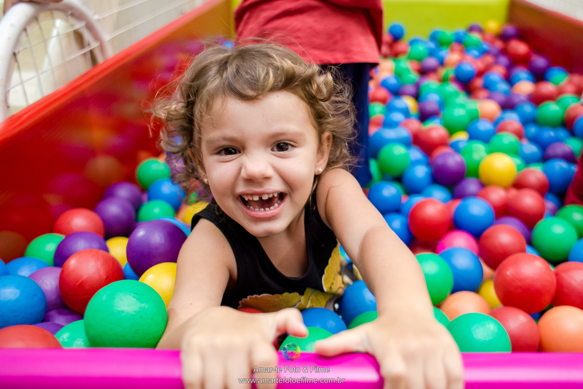 menina de 3 anos vestida de queen b em sua festa de aniversário do tema lol e dentro da piscina de bolinhas