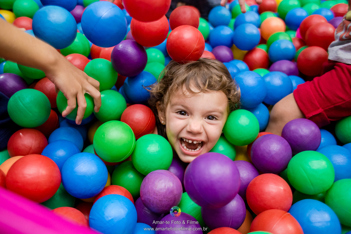 menina de 3 anos vestida de queen b em sua festa de aniversário do tema lol e dentro da piscina de bolinhas