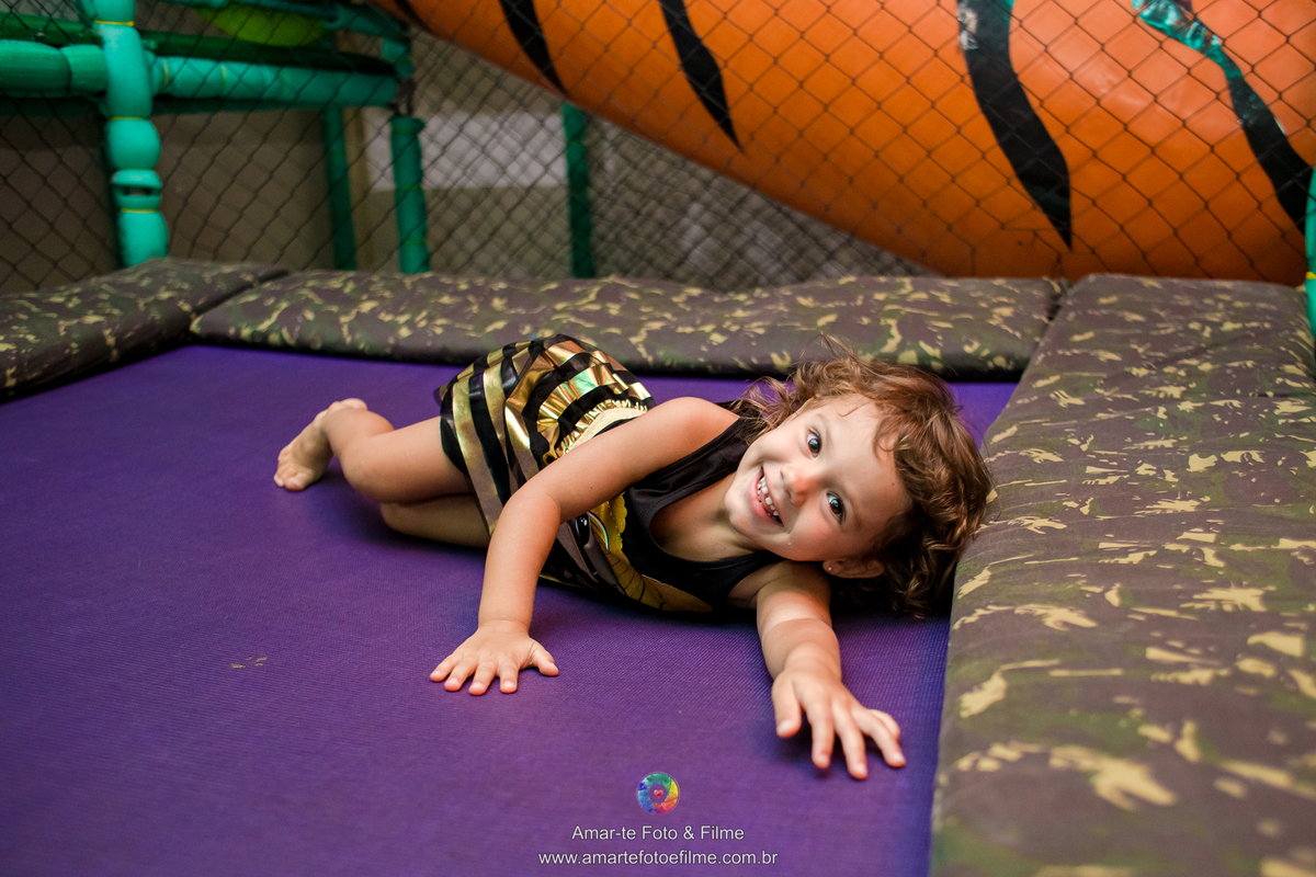 menina de 3 anos vestida de queen b em sua festa de aniversário do tema lol e no pula pula