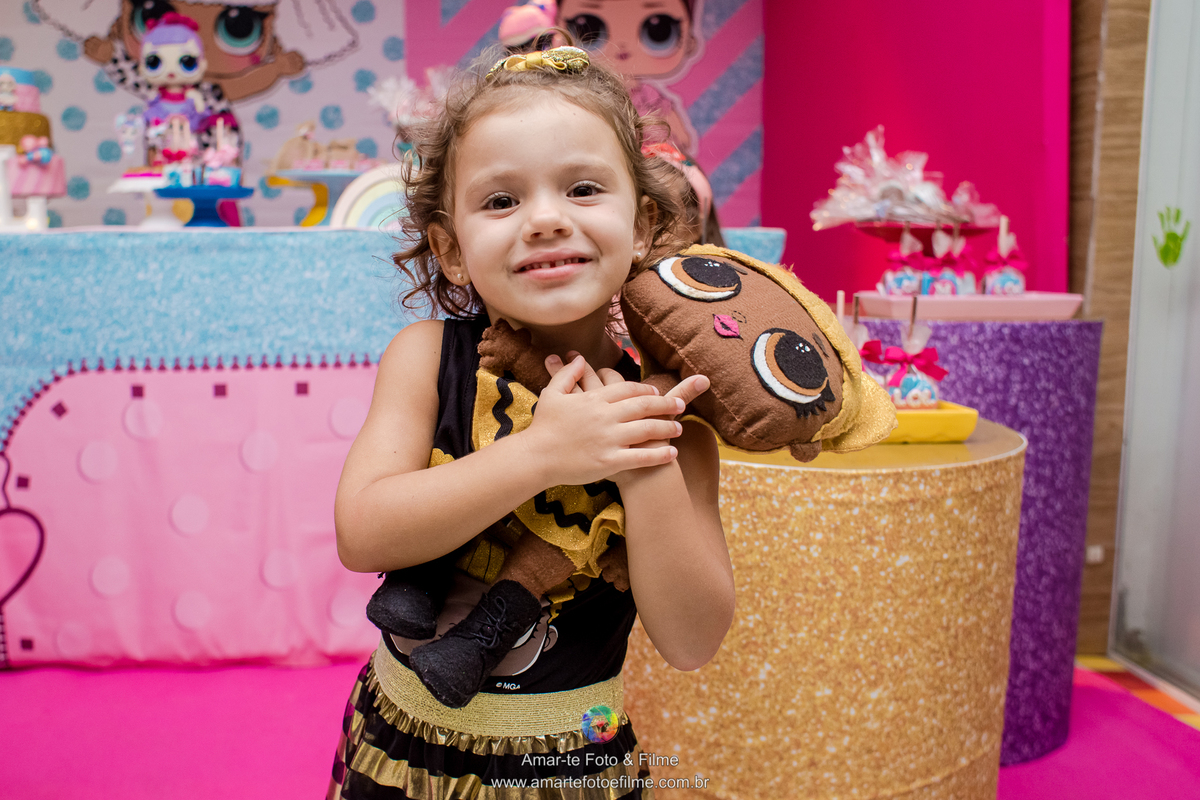 menina de 3 anos vestida de queen b em sua festa de aniversário do tema lol 
