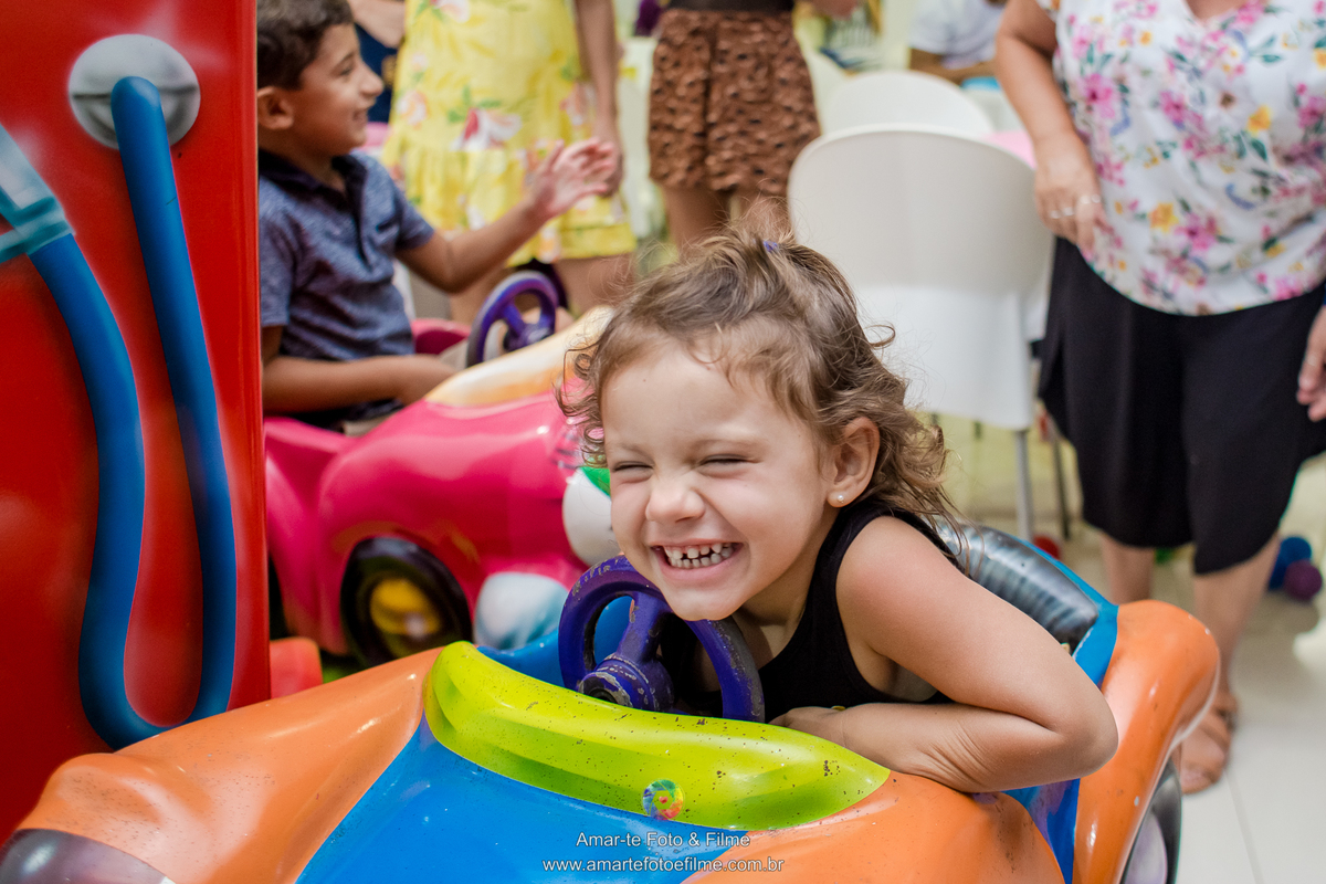 menina de 3 anos vestida de queen b em sua festa de aniversário do tema lol e sorrindo com brincadeiras