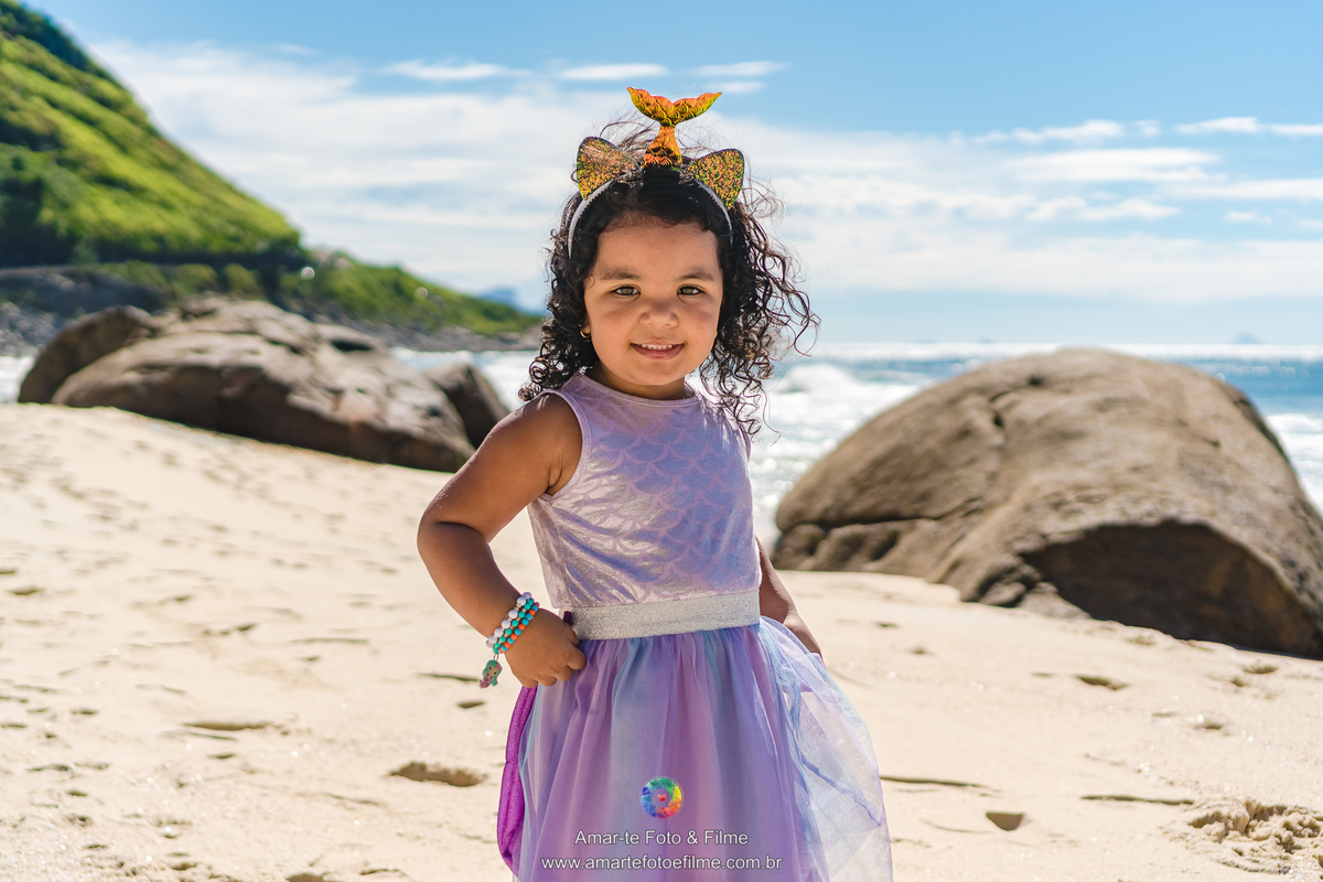 ensaio infantil pequena sereia na praia cauda de sereia roupa fantasia decoração figurino