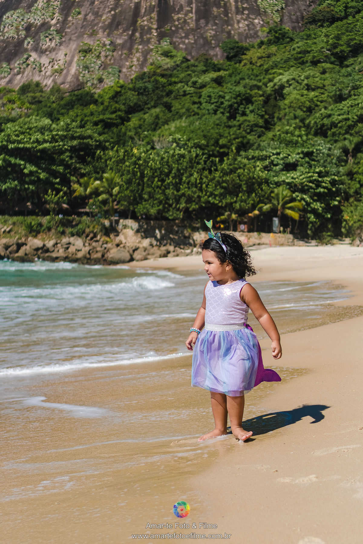 ensaio infantil pequena sereia na praia cauda de sereia roupa fantasia decoração figurino