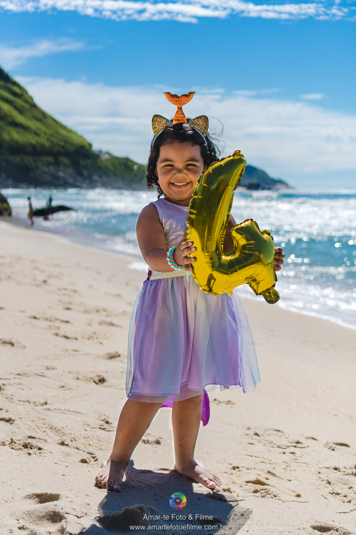 ensaio infantil pequena sereia na praia cauda de sereia roupa fantasia decoração figurino