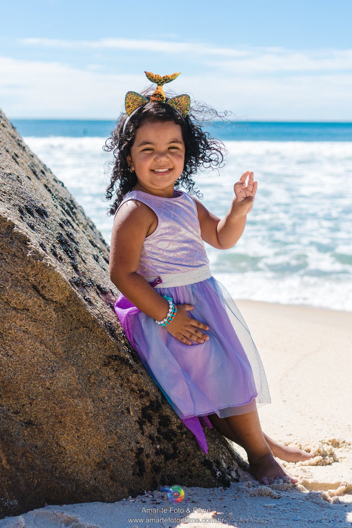 ensaio infantil pequena sereia na praia cauda de sereia roupa fantasia decoração figurino
