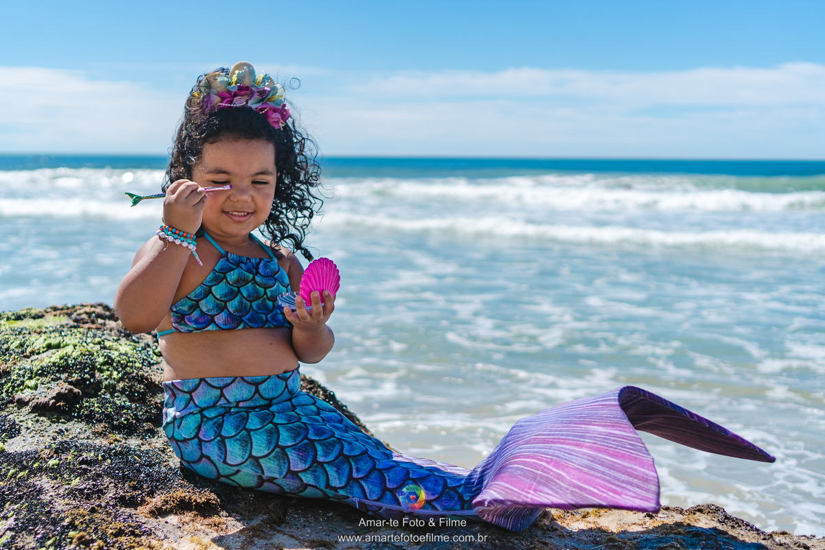 ensaio infantil pequena sereia na praia cauda de sereia roupa fantasia decoração figurino