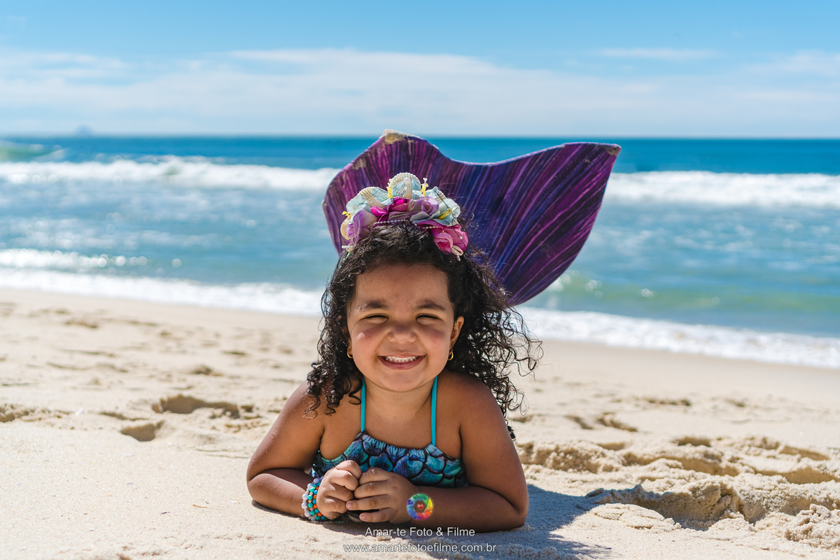 ensaio infantil pequena sereia na praia cauda de sereia roupa fantasia decoração figurino