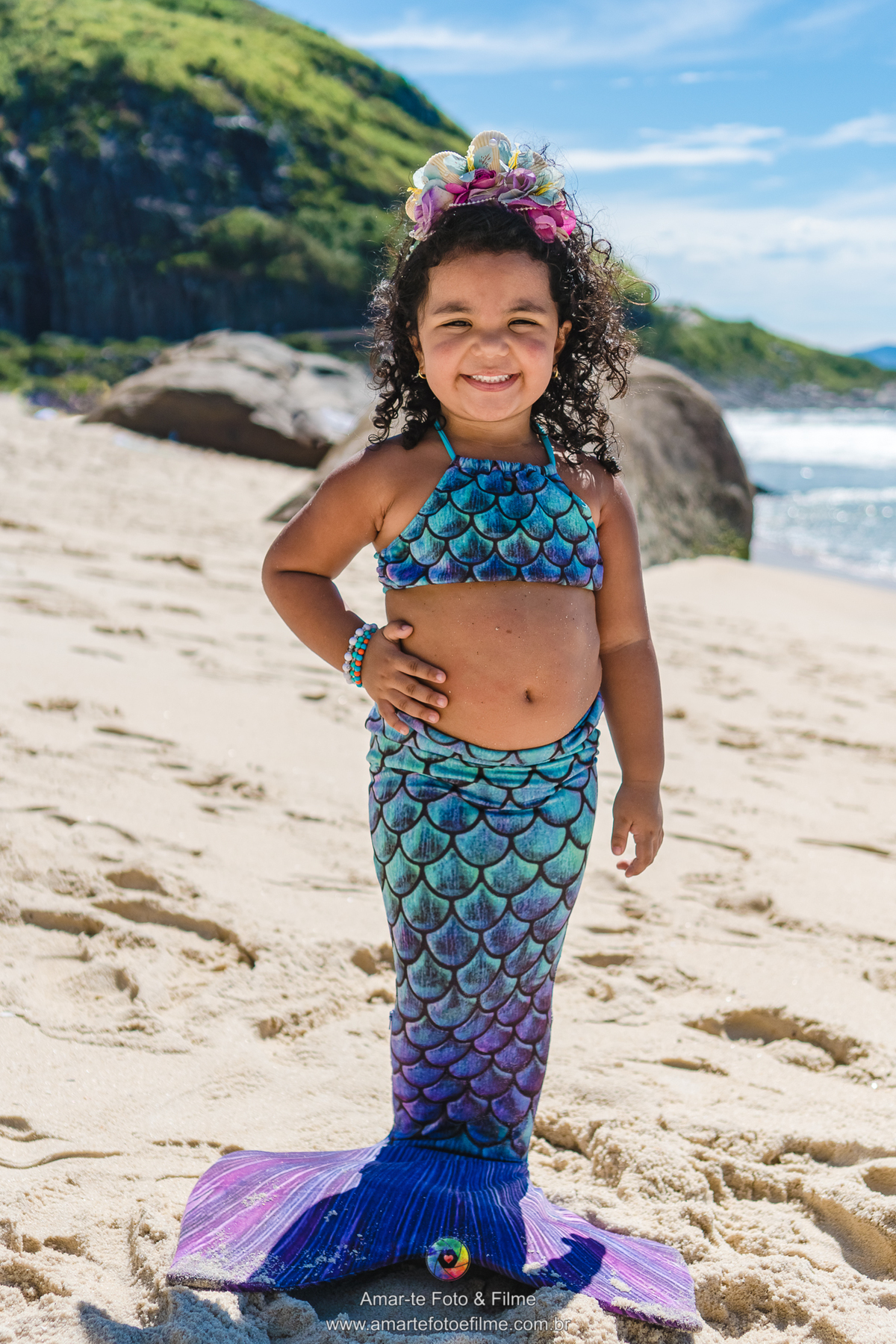 ensaio infantil pequena sereia na praia cauda de sereia roupa fantasia decoração figurino