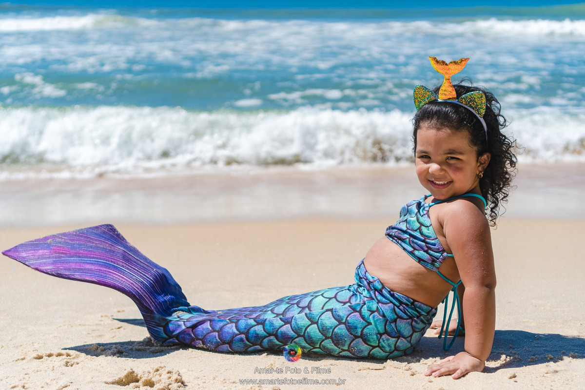 ensaio infantil pequena sereia na praia cauda de sereia roupa fantasia decoração figurino
