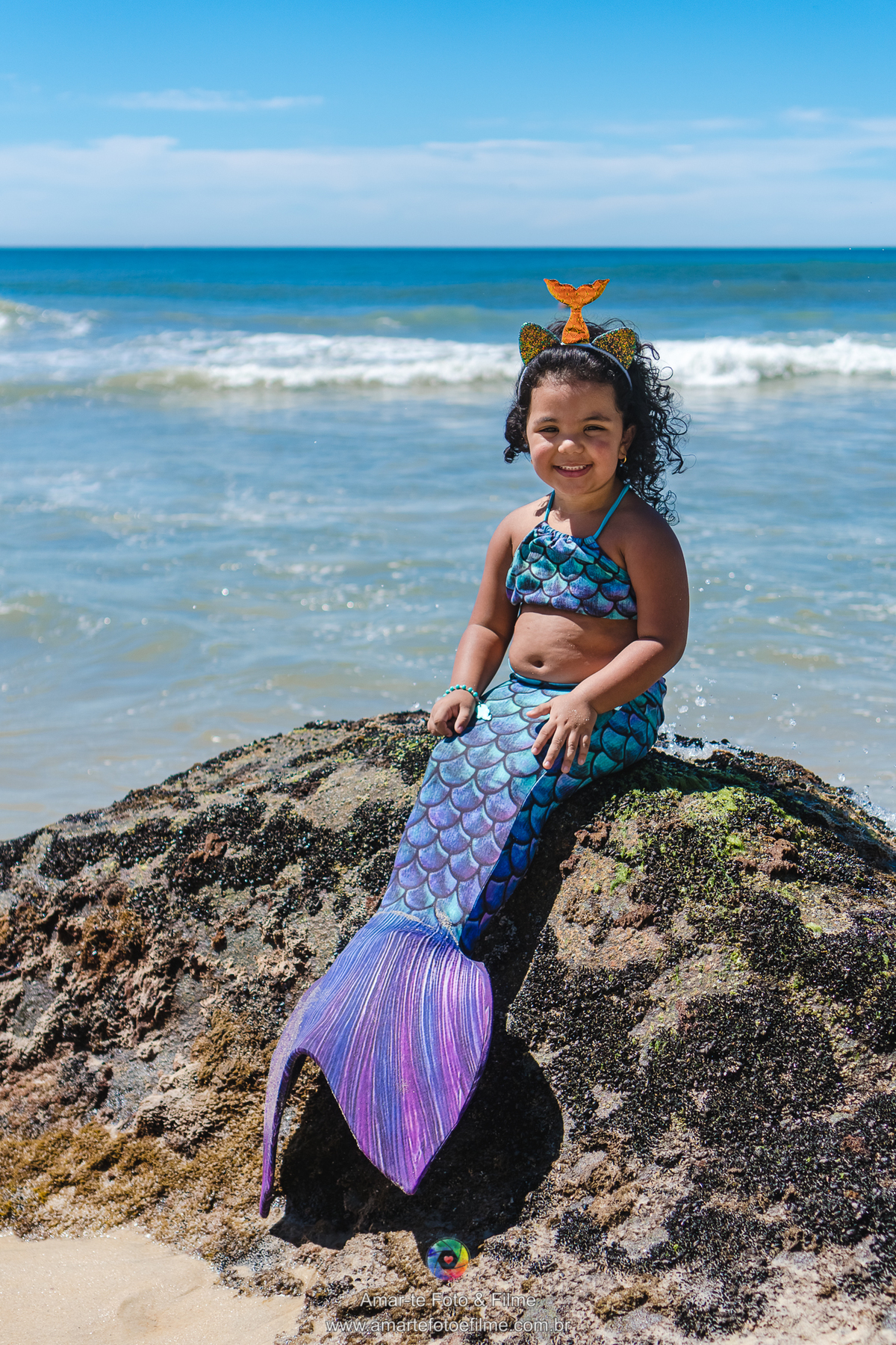 ensaio infantil pequena sereia na praia cauda de sereia roupa fantasia decoração figurino