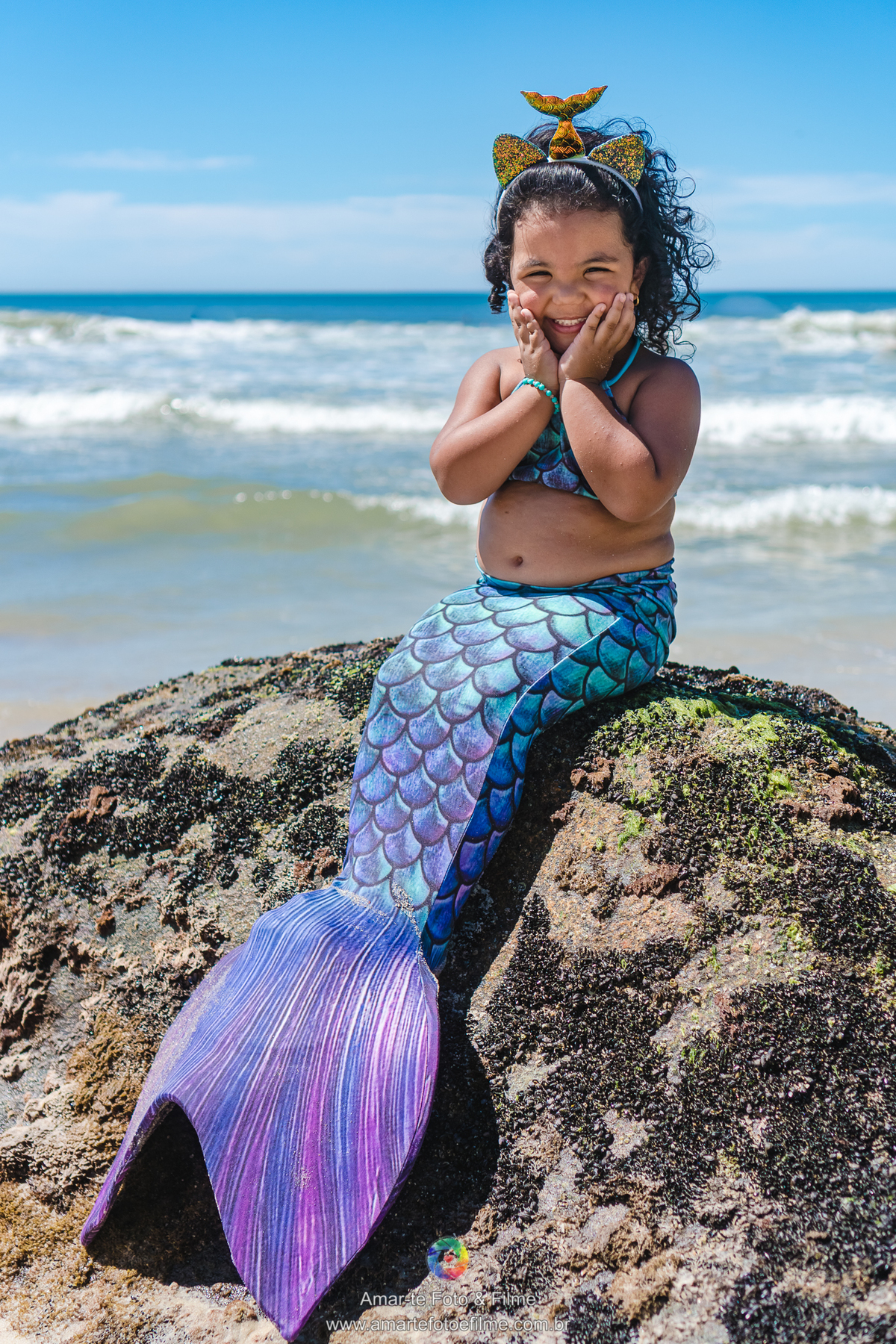 ensaio infantil pequena sereia na praia cauda de sereia roupa fantasia decoração figurino