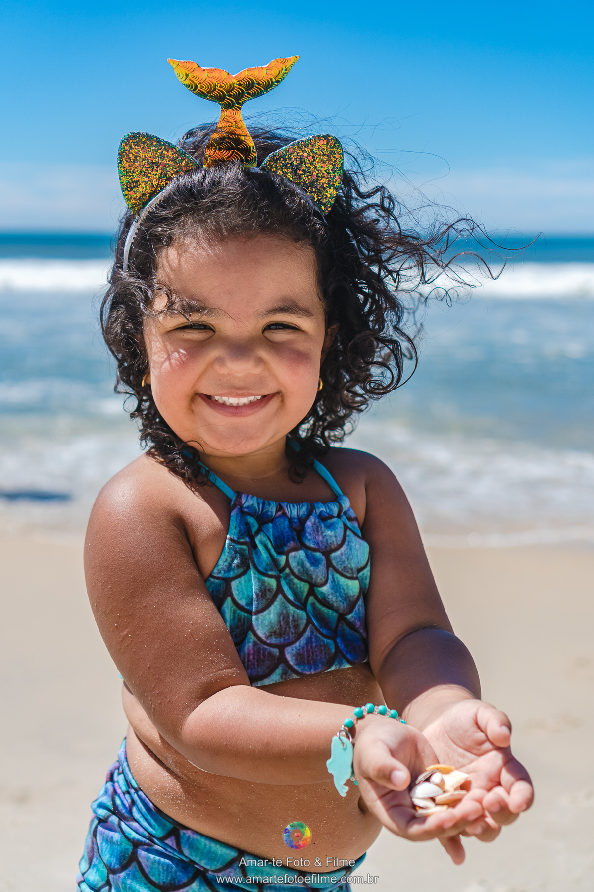 ensaio infantil pequena sereia na praia cauda de sereia roupa fantasia decoração figurino