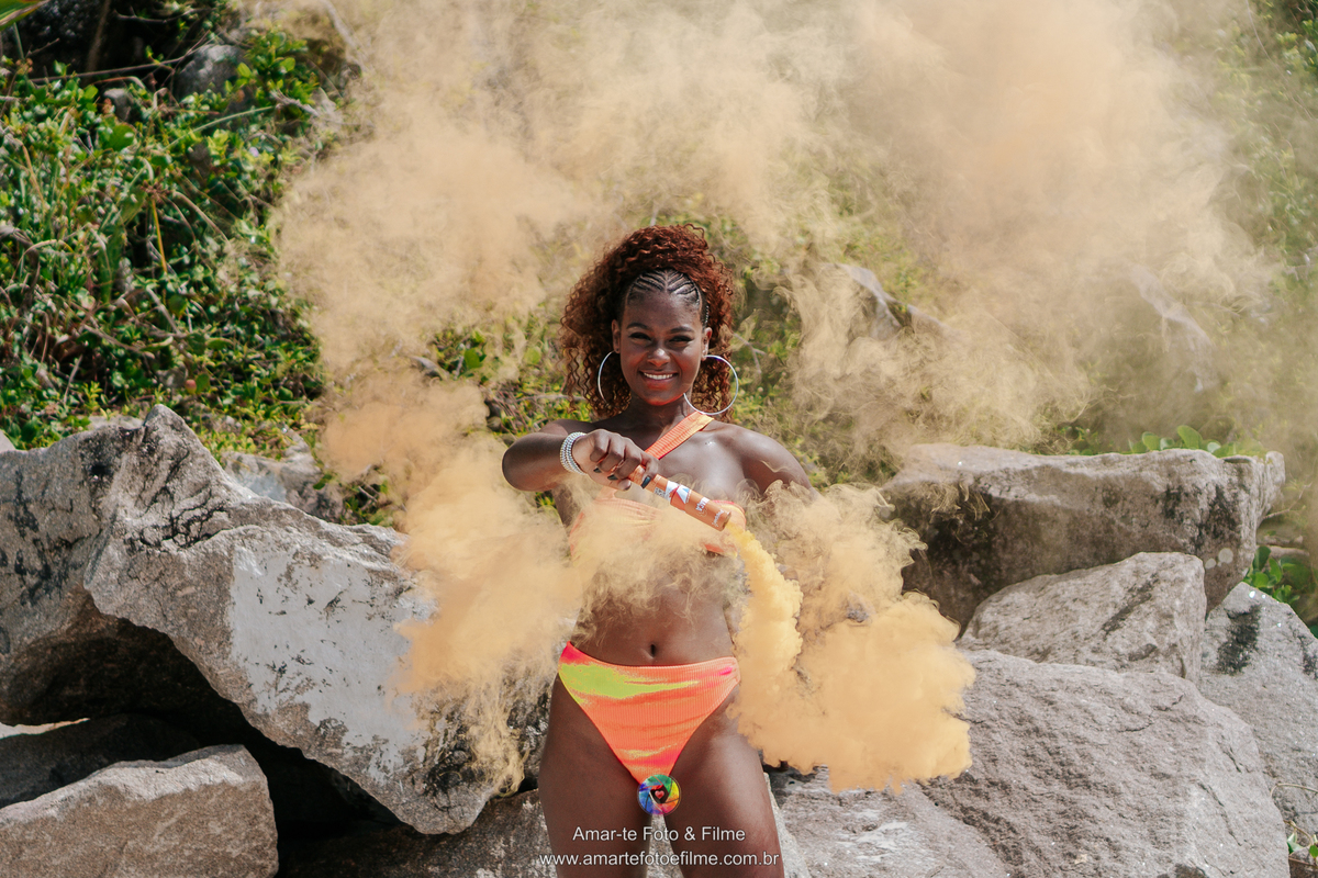 fotografo de ensaio 15 anos rio de janeiro posando na praia do recreio prainha com fumaça