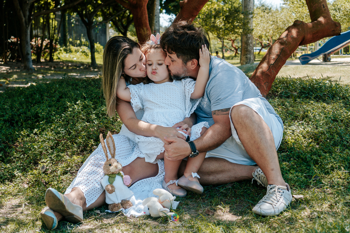 fotografo de ensaio externo de pascoa menina ovos coelho inspiranção cidade jardim barra da tijuca rio de janeiro