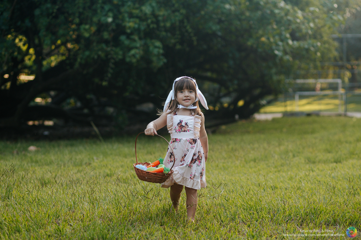 fotografo de ensaio externo de pascoa menina ovos coelho inspiranção cidade jardim barra da tijuca rio de janeiro quinta da boa vista