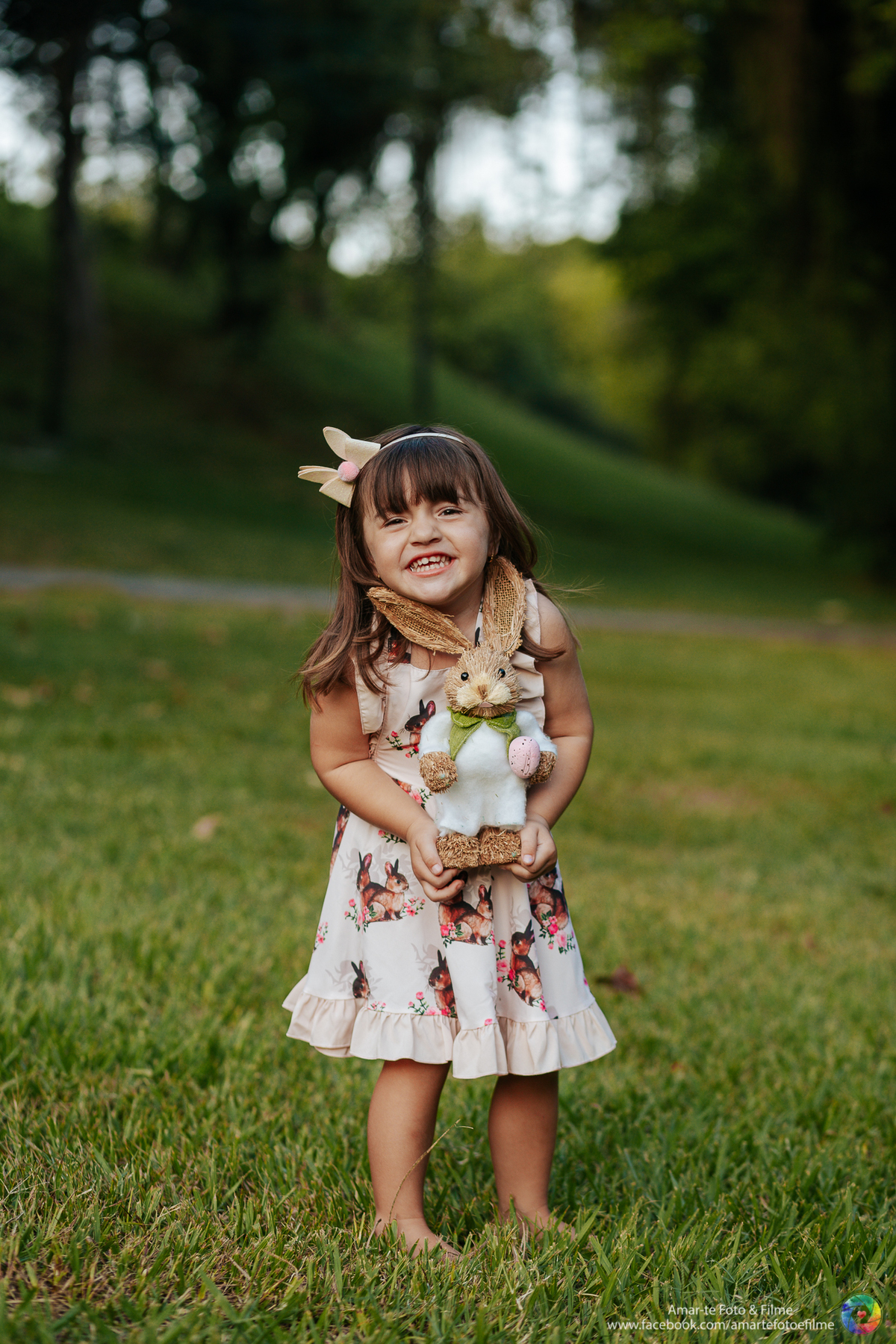 fotografo de ensaio externo de pascoa menina ovos coelho inspiranção cidade jardim barra da tijuca rio de janeiro quinta da boa vista