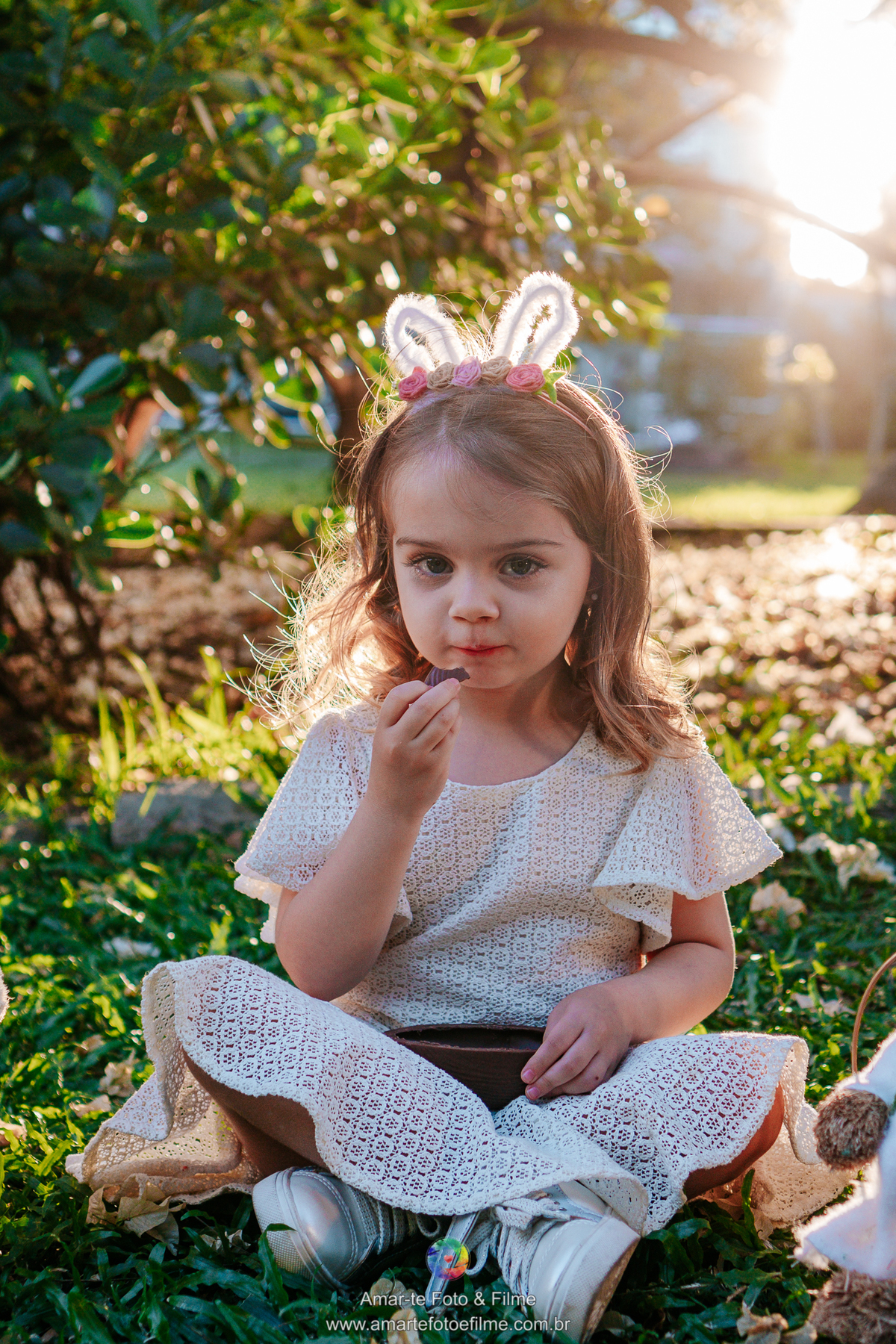 fotografo de ensaio externo de pascoa menina ovos coelho inspiranção cidade jardim barra da tijuca rio de janeiro recreio Praça Drault Ernanny