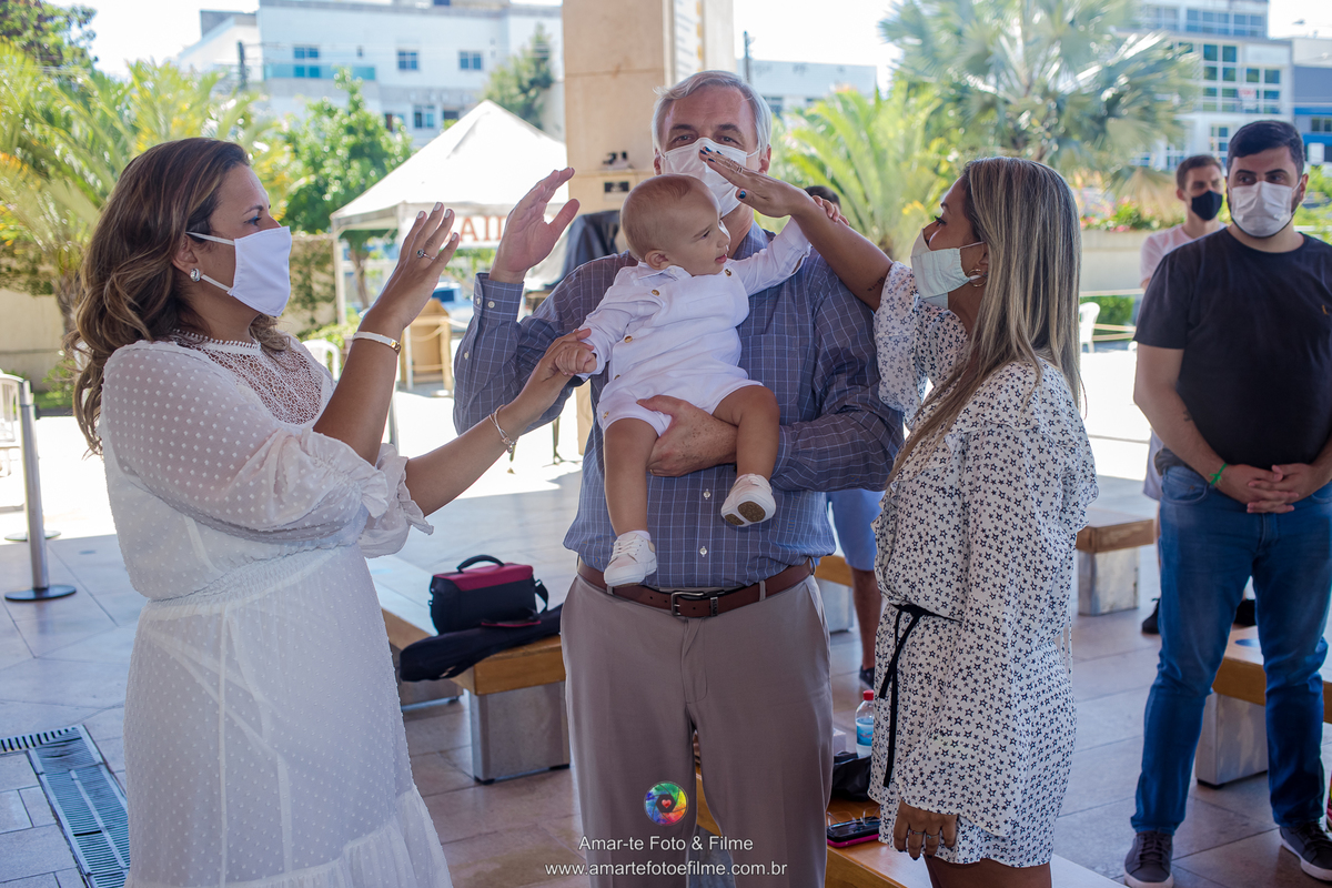 fotografia de batizado rio de janeiro santuario nossa senhora de fatima familia posando reunida pais e padrinhos madrinha de consagração batismo recreio don pascual vargem grande