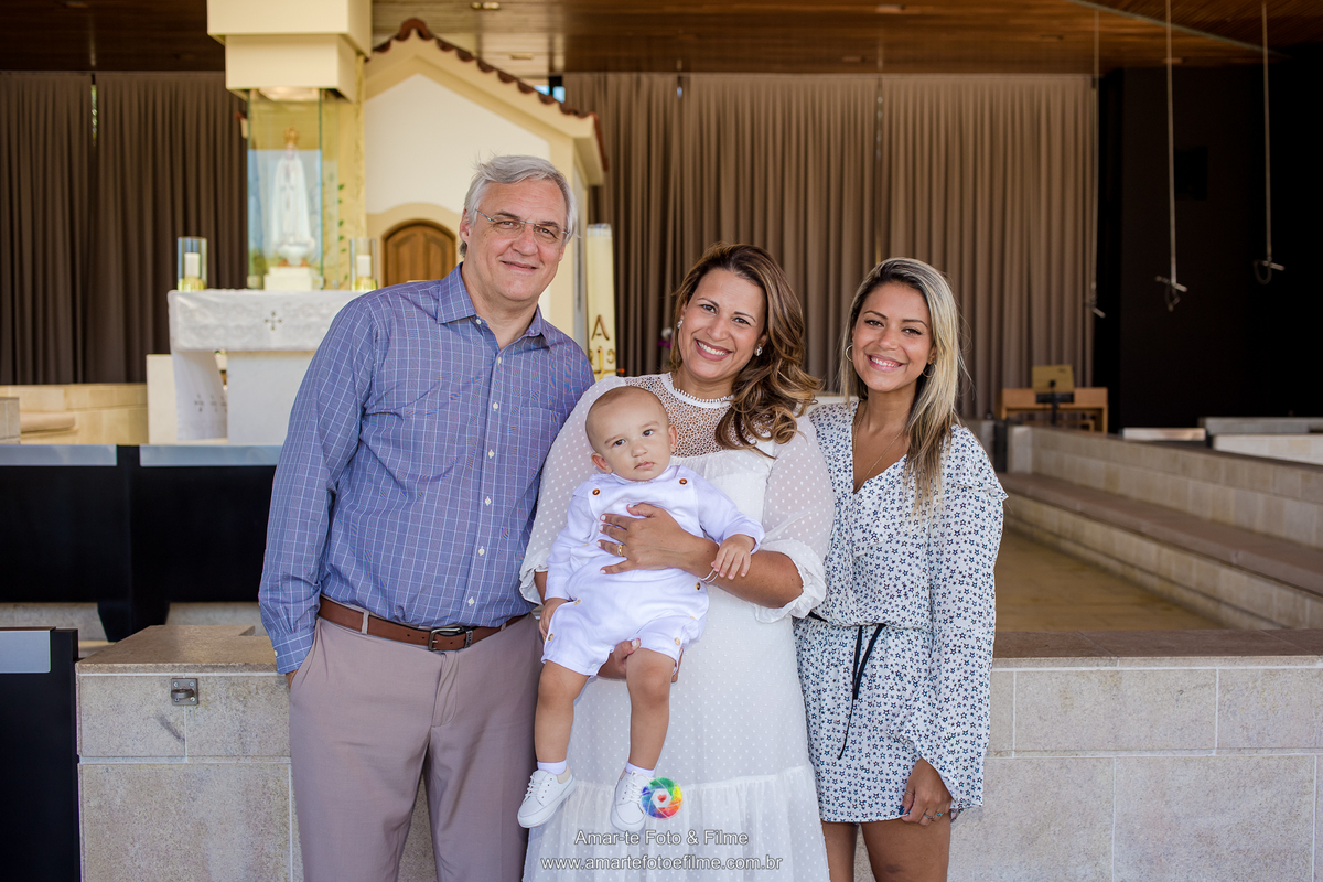 fotografia de batizado rio de janeiro santuario nossa senhora de fatima familia posando reunida pais e padrinhos madrinha de consagração batismo recreio don pascual vargem grande