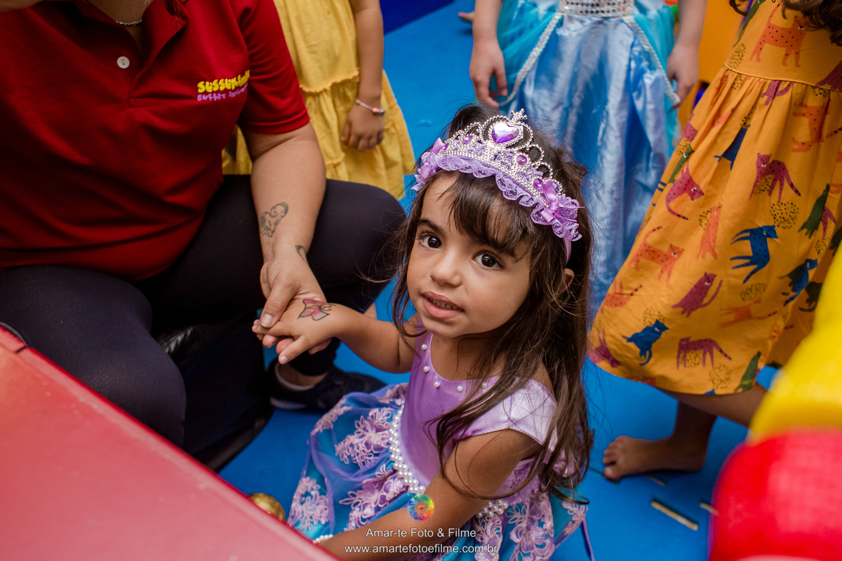 fotografo festa infantil pequena sereia sussukinha criança aniversariante brincando de tatuagem vestida de sereia