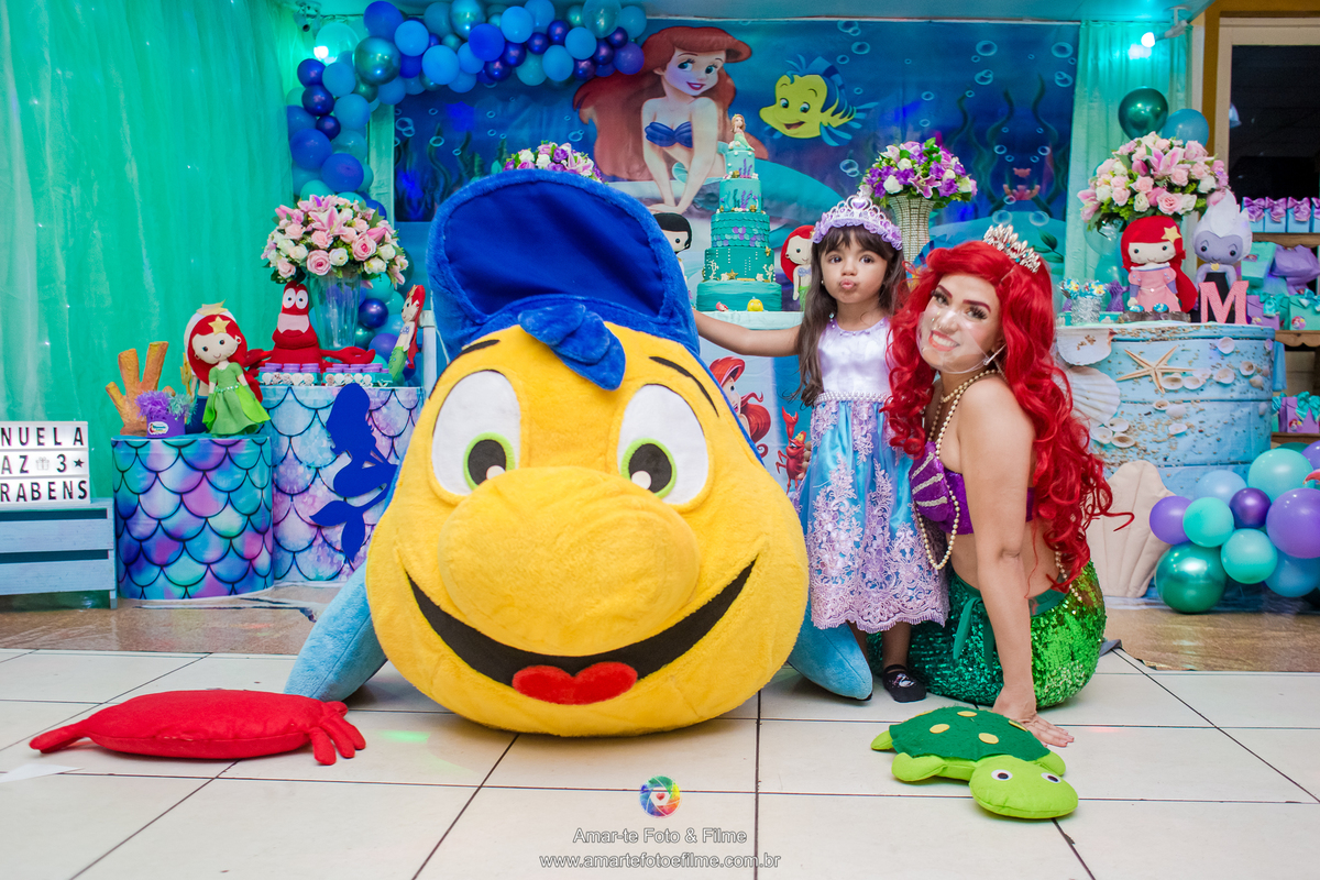 fotografo festa infantil pequena sereia sussukinha criança aniversariante brincando vestida de sereia com personagem vivo ariel e linguado