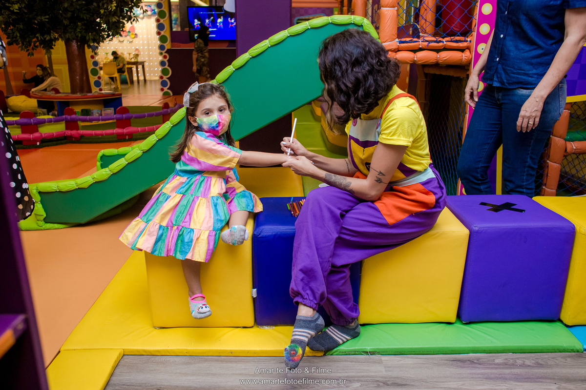 fotografo festa infantil decoração unicornio menina brincando animação