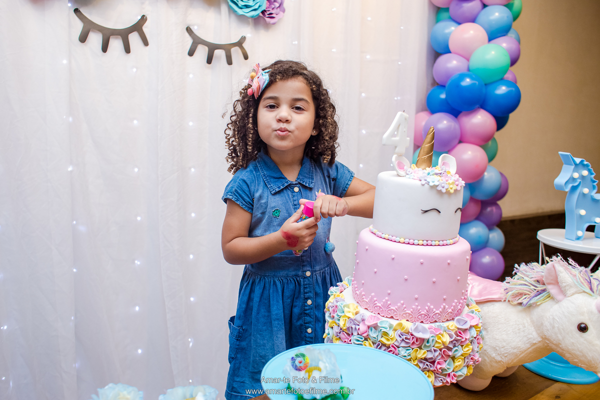 fotografo festa infantil decoração unicornio menina brincando animação